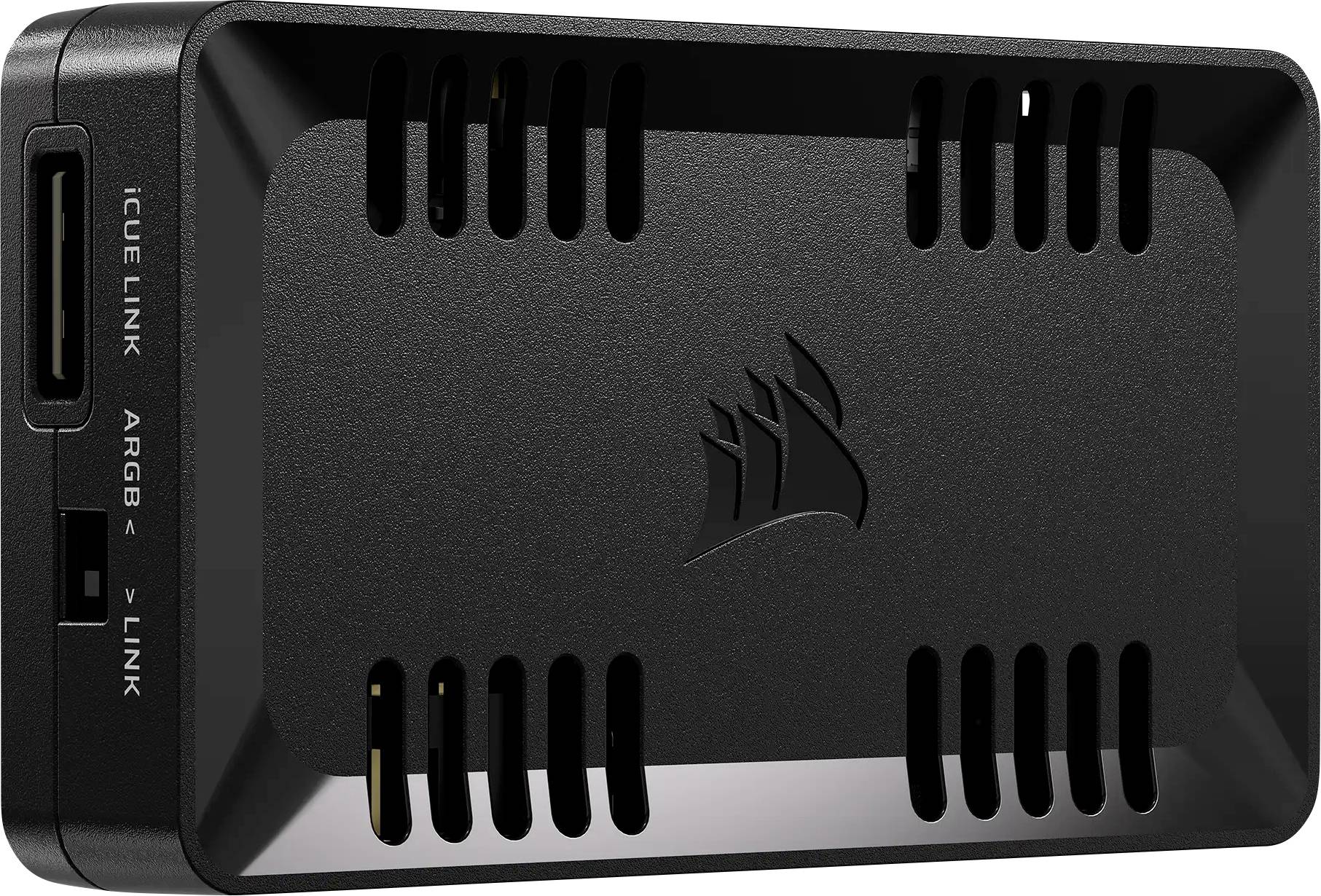 Černé elektronické zařízení označené nápisem 'iCUE LINK' s větrací mřížkou, na kterém je umístěno logo. Slouží k propojování nebo správě hardwarových komponent.