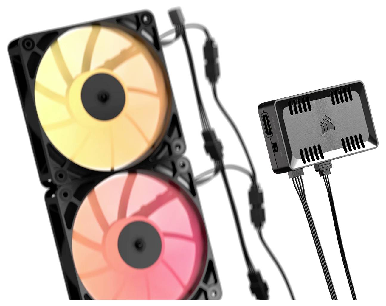 Dva RGB počítačové chladicí ventilátory s ovladačem, zobrazené propojené kabely. Ventilátory zobrazují žluté a růžové osvětlení.