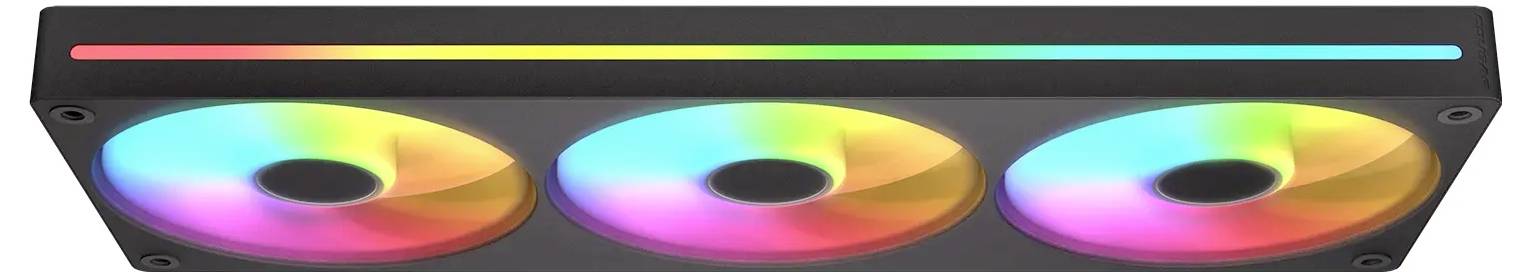 Počítačový chladicí ventilátor RGB se třemi kruhovými ventilátory, každý zobrazující jasné vícebarevné LED osvětlení, umístěný v černém obdélníkovém rámu.