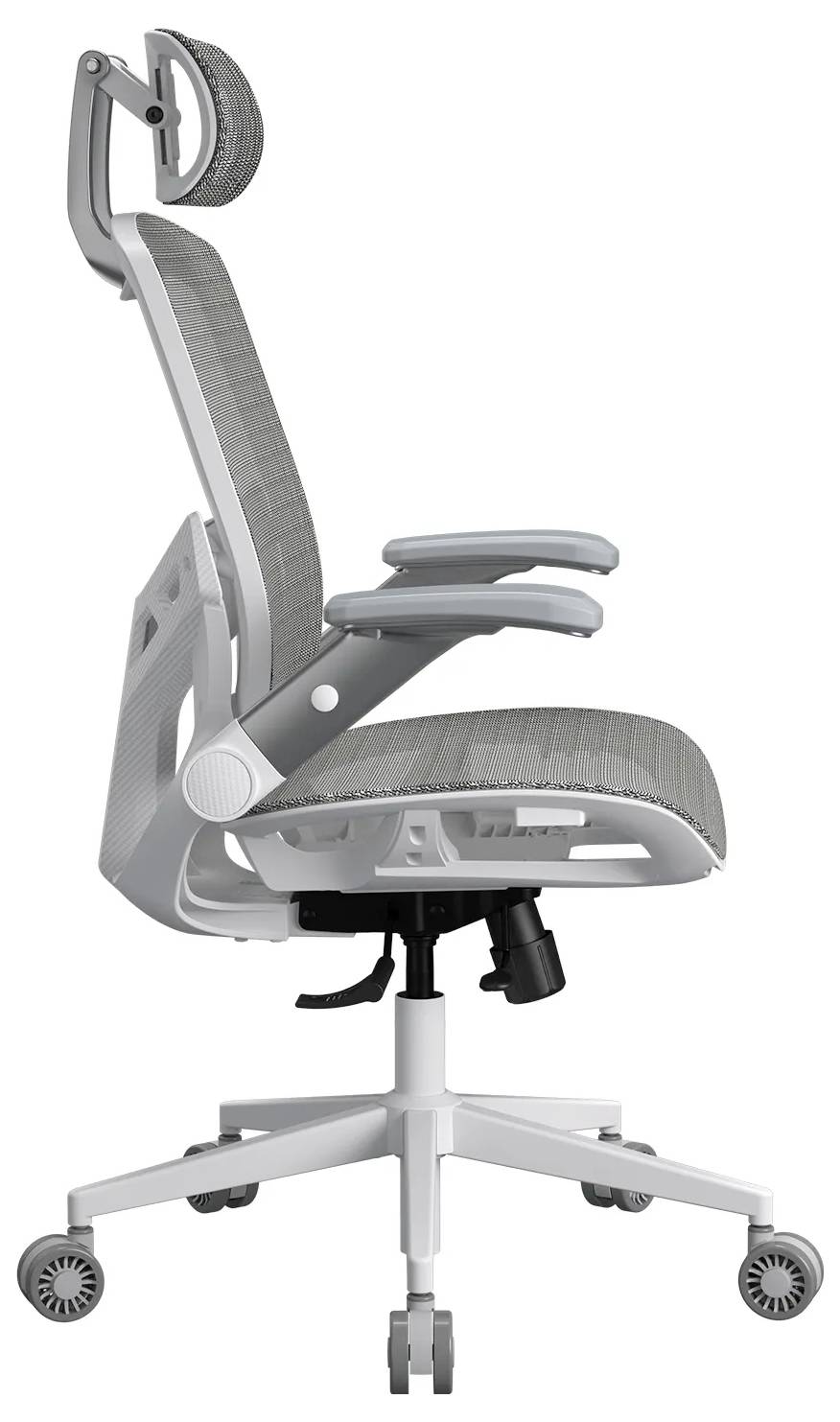Boční pohled na moderní ergonomickou kancelářskou židli s síťovaným opěradlem, nastavitelnými opěrkami rukou a opěrkou hlavy. Židle je na kolečkách.