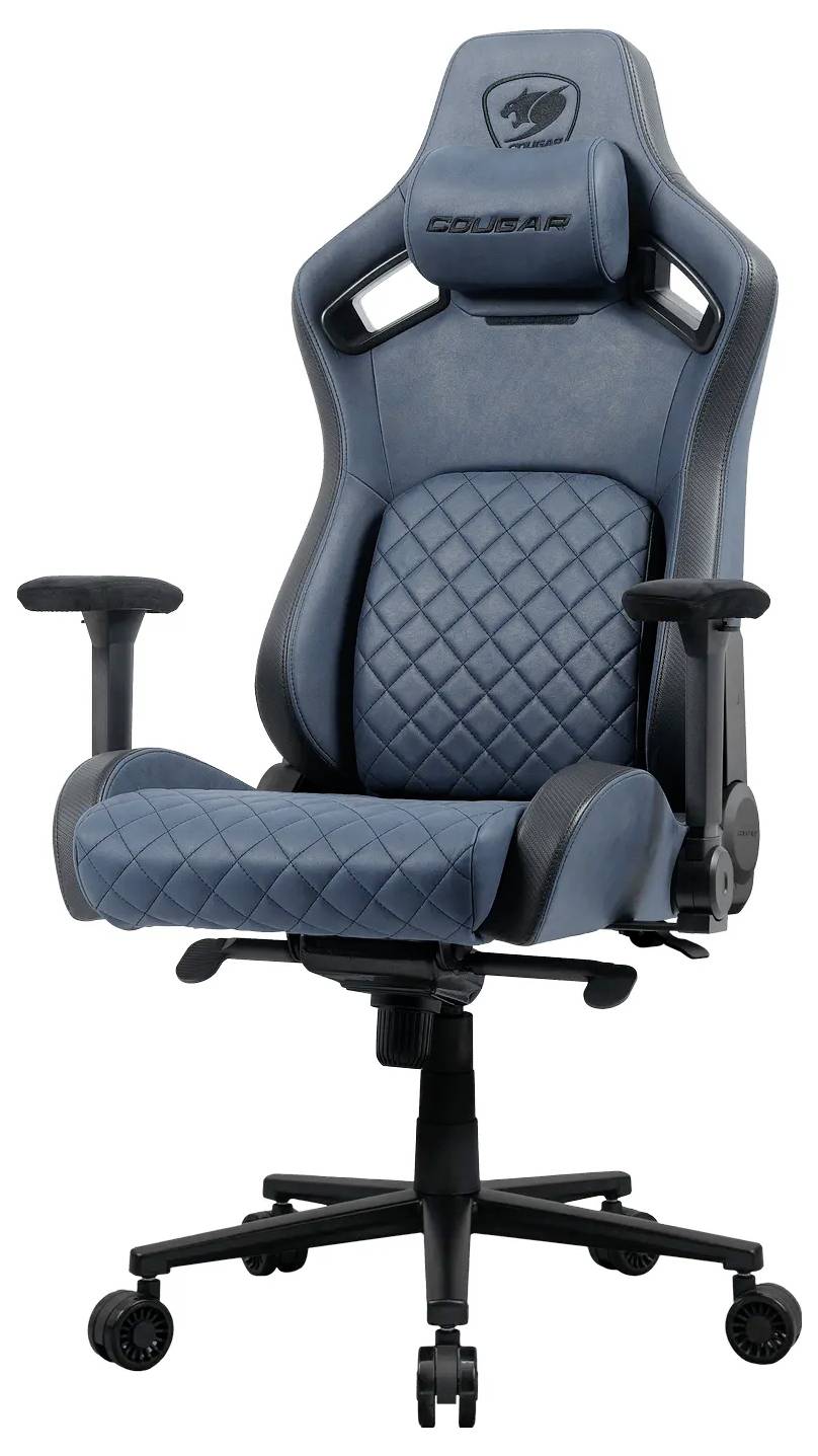 Ergonomická herní židle s modře prošívaným čalouněním, nastavitelnými opěrkami rukou a vysokým designem opěradla na černé kolečkové základně.