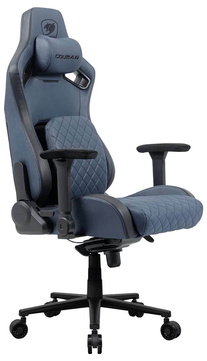 Modrá ergonomická herní židle s nastavitelnými opěrkami rukou a prošívaným sedadlem, s vysokým opěradlem a kolečky pro snadný pohyb.