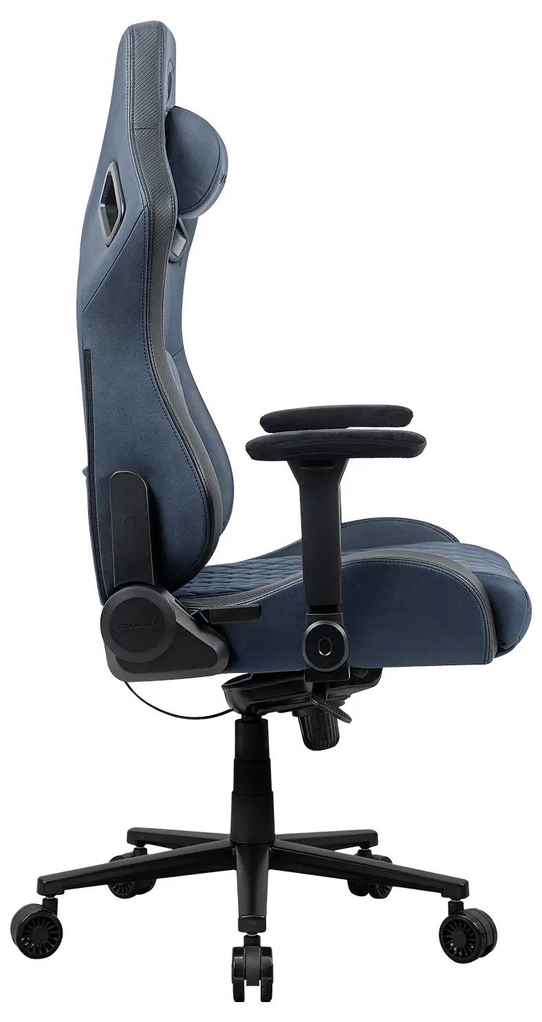 Kancelářská židle s vysokým ergonomickým opěradlem, s nastavitelnými područkami a čalouněným sedákem v modré látce, pohled z boku.
