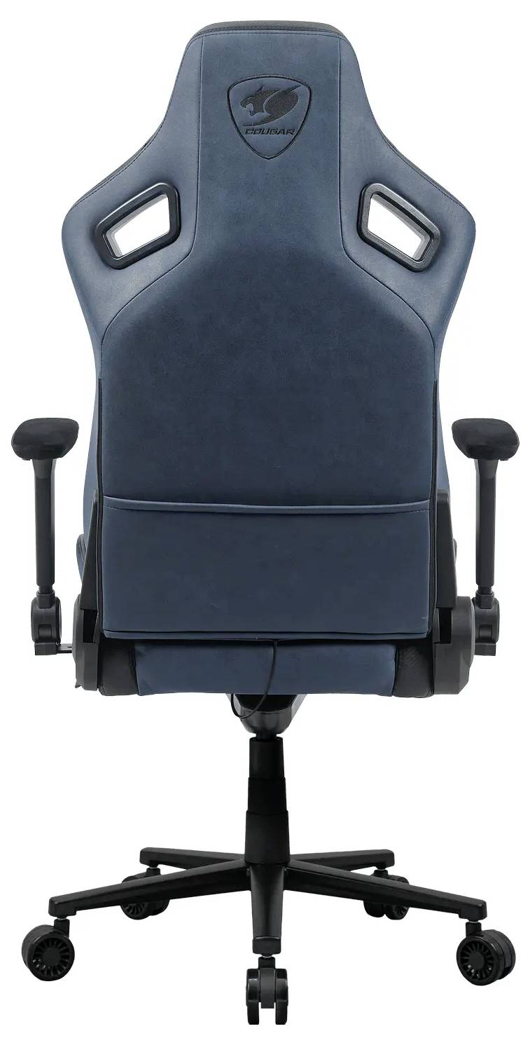 Modrá ergonomická kancelářská židle s nastavitelnými opěrkami rukou a vysokým opěradlem, pohled zezadu.