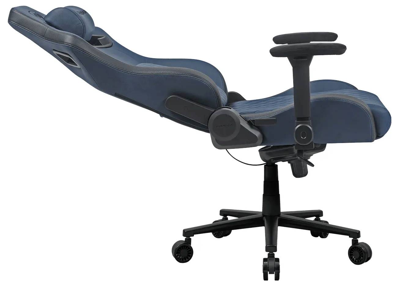 Boční pohled na modrou ergonomickou kancelářskou židli s područkami a kolečky, zobrazené ve zcela vyklopeném polohovém nastavení, zdůrazňující její nastavitelnost.