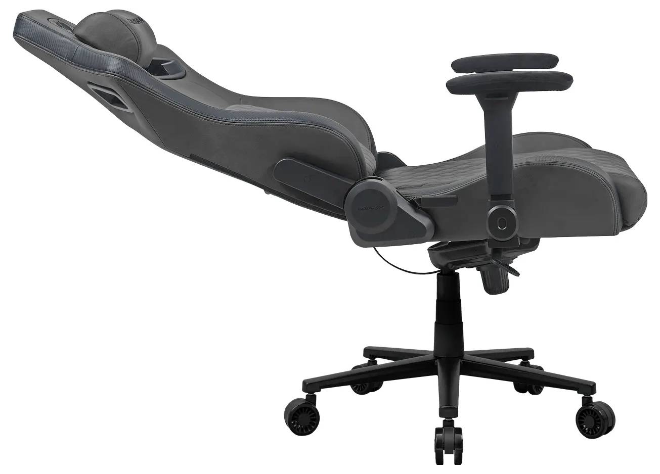 Černá ergonomická herní židle v plně sklopené poloze, s nastavitelnými opěrkami rukou a vysokým opěradlem, vybavená základnou s pěti kolečky.