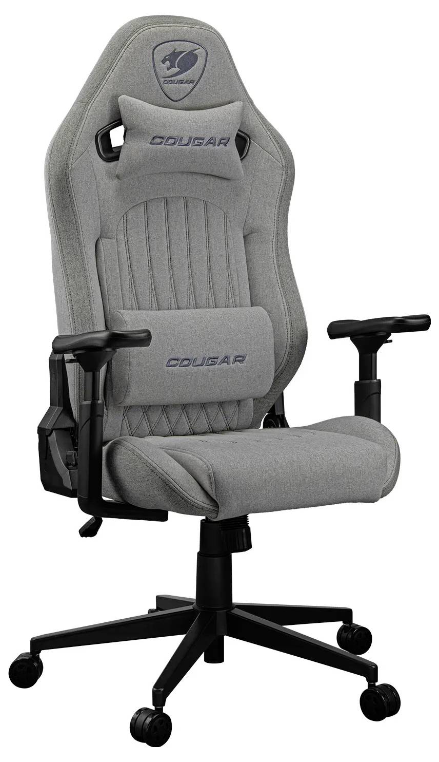 Šedá ergonomická herní židle s nastavitelnými opěrkami rukou, vysokým opěradlem a kolečkovou základnou, na které je na hlavové opěrce vyznačeno logo značky 'Cougar'.