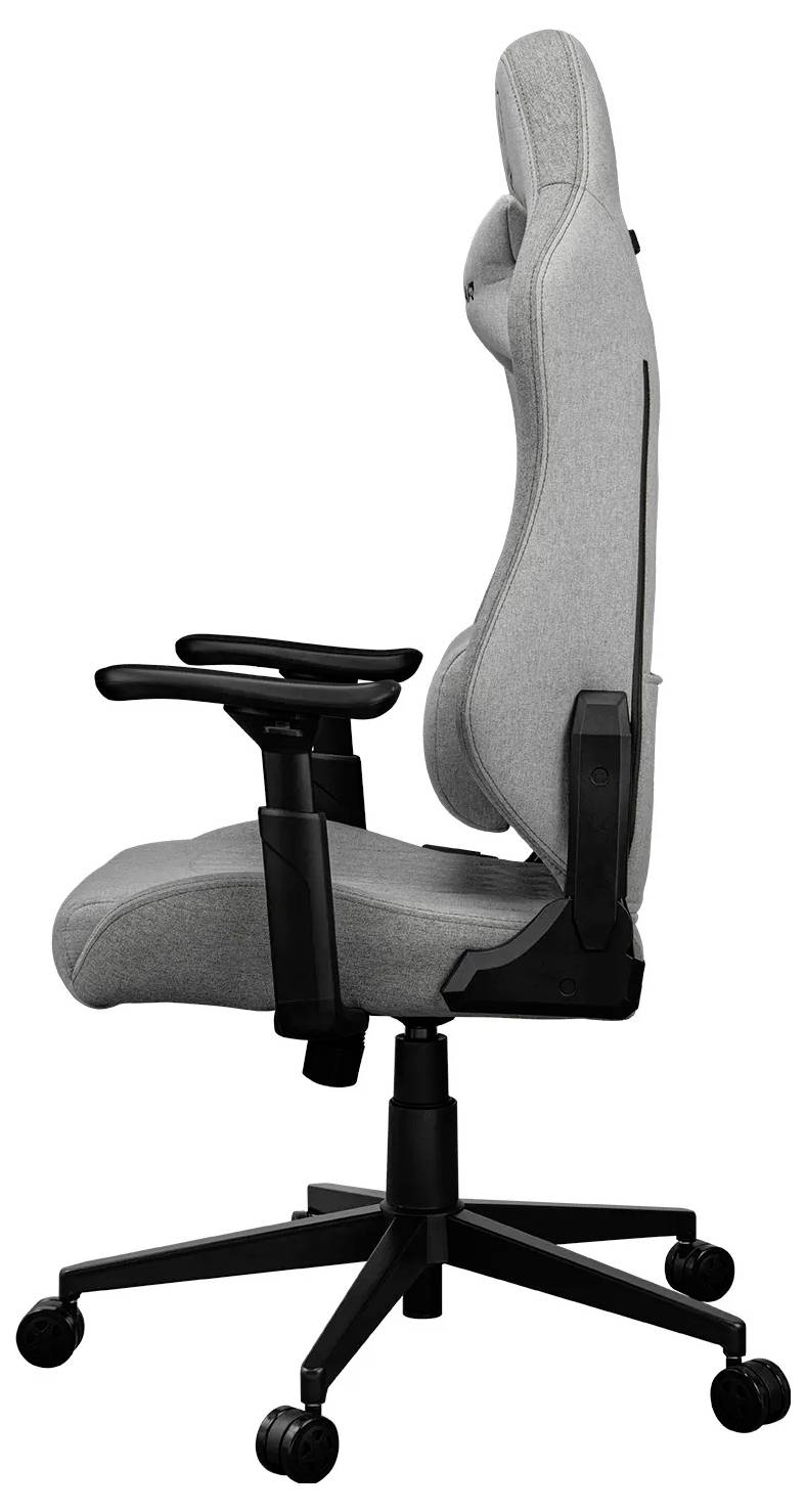 Šedá ergonomická kancelářská židle s nastavitelnými opěrkami rukou a vysokým opěradlem, pohled z boku, na černé kolečkové základně.