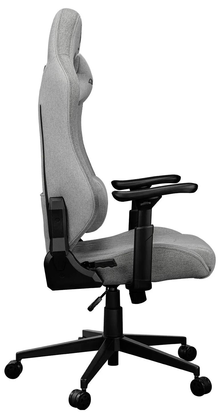 Boční pohled na šedou ergonomickou kancelářskou židli s nastavitelnými opěrkami rukou, vysokým opěradlem a černou kolečkovou základnou na bílém pozadí.