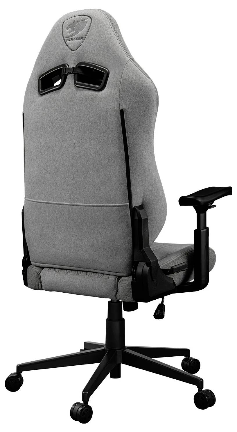 Šedá ergonomická herní židle s nastavitelnými opěrkami rukou, vysokým opěradlem a černými kolečky.