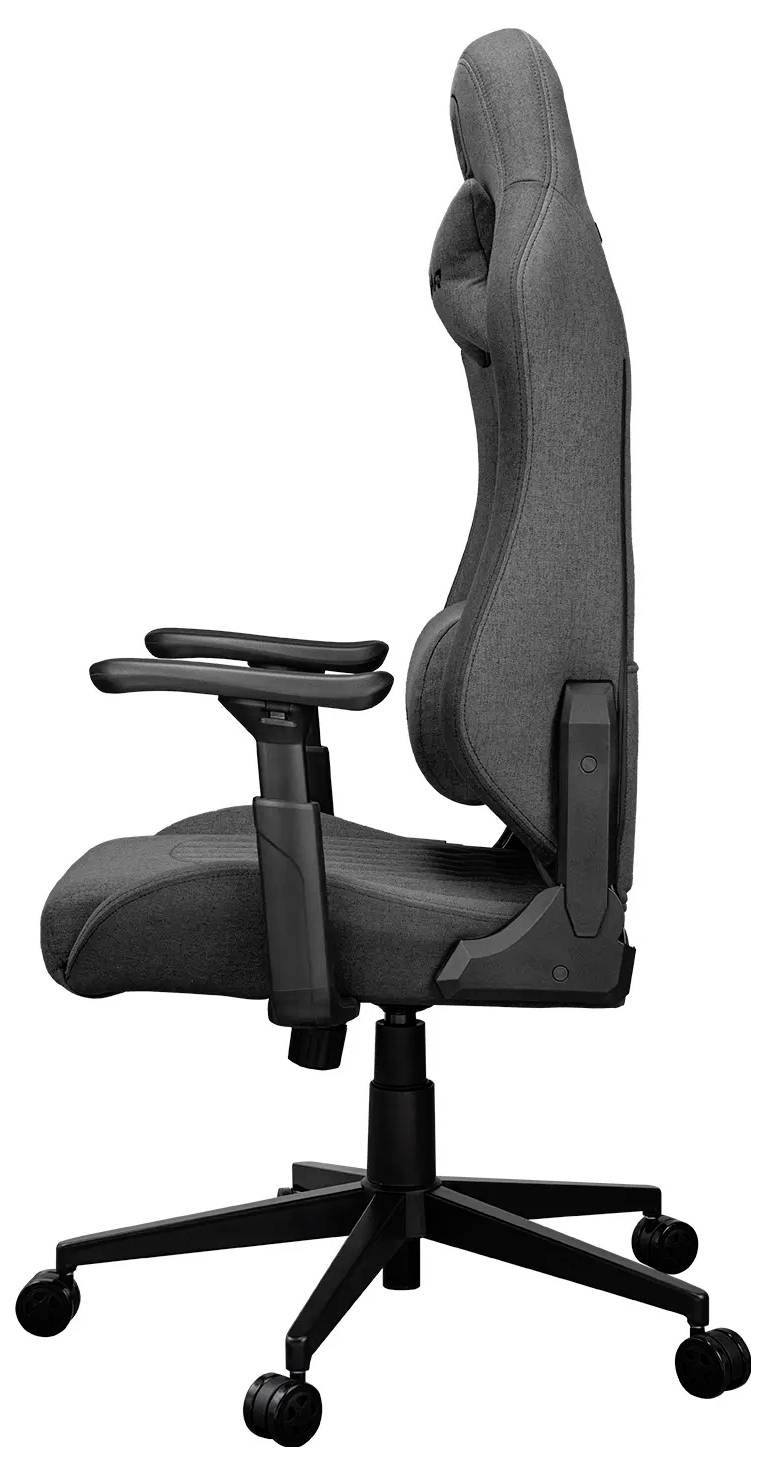 Boční pohled na šedou ergonomickou kancelářskou židli s nastavitelnými opěrkami rukou, vysokým opěradlem a pěti kolečky pro snadný pohyb.