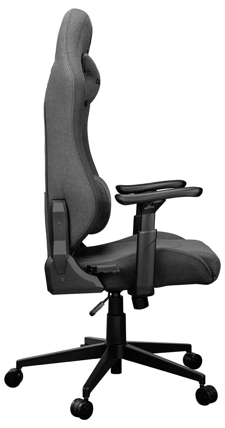 Boční pohled na ergonomickou kancelářskou židli s nastavitelnými opěrkami rukou a vysokým opěradlem, která je potažena tmavě šedou látkou a má černou otočnou základnu.