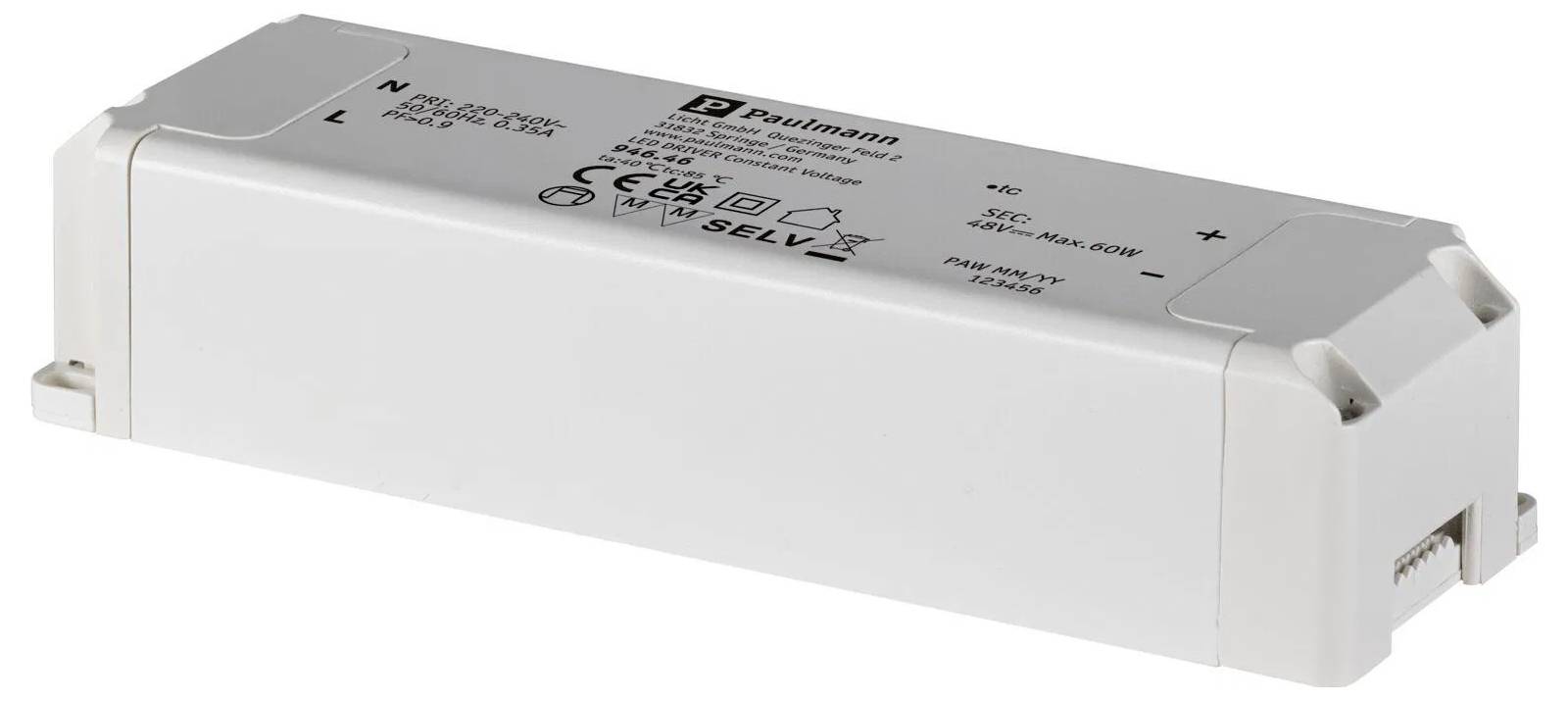 Obdélníkový elektrický přístroj s nálepkami a symboly na horní straně, který pravděpodobně představuje komponentu napájecího zdroje.