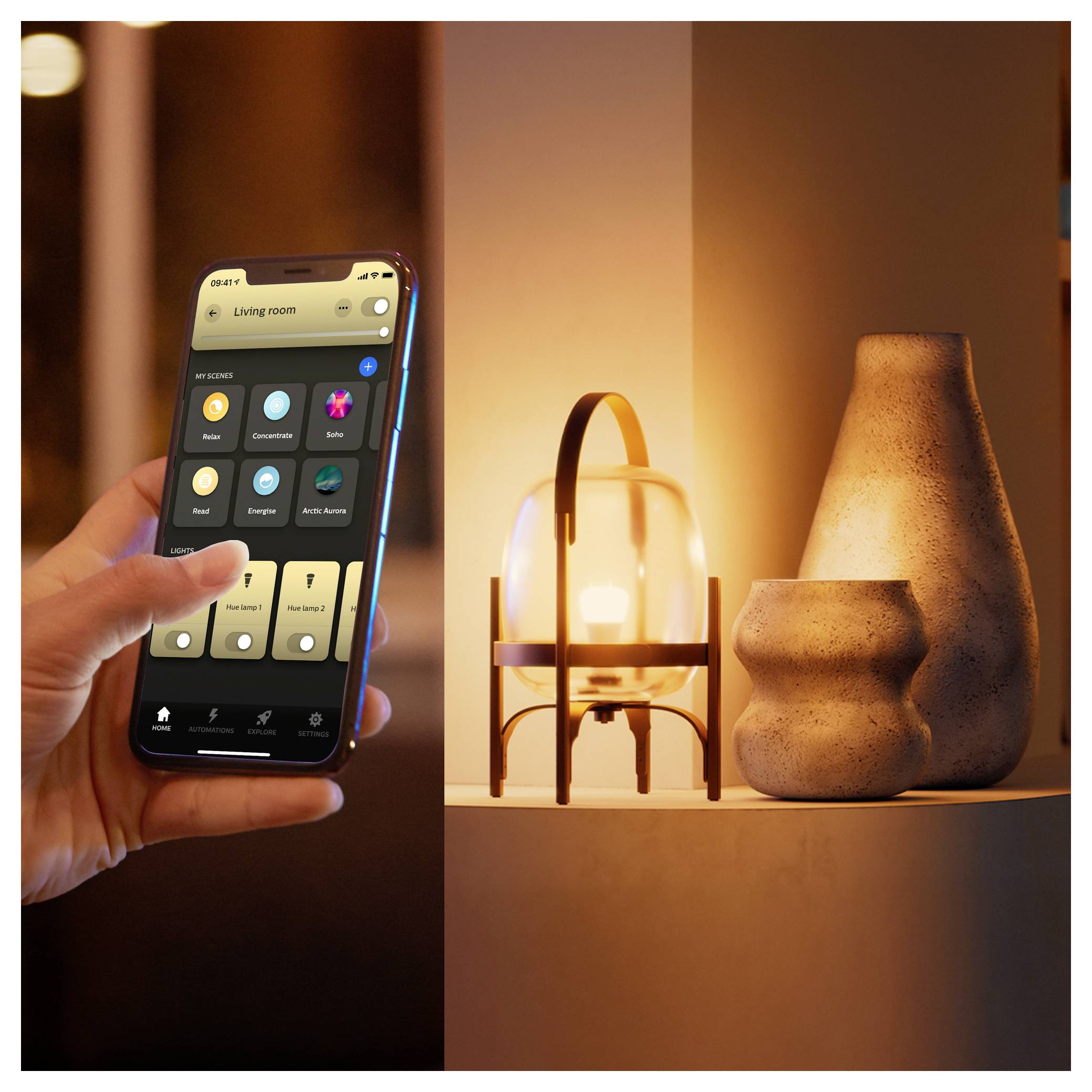 Ruka drží smartphone zobrazující aplikaci pro domácí automatizaci, která ovládá osvětlenou lampu umístěnou vedle moderních keramických váz na polici.