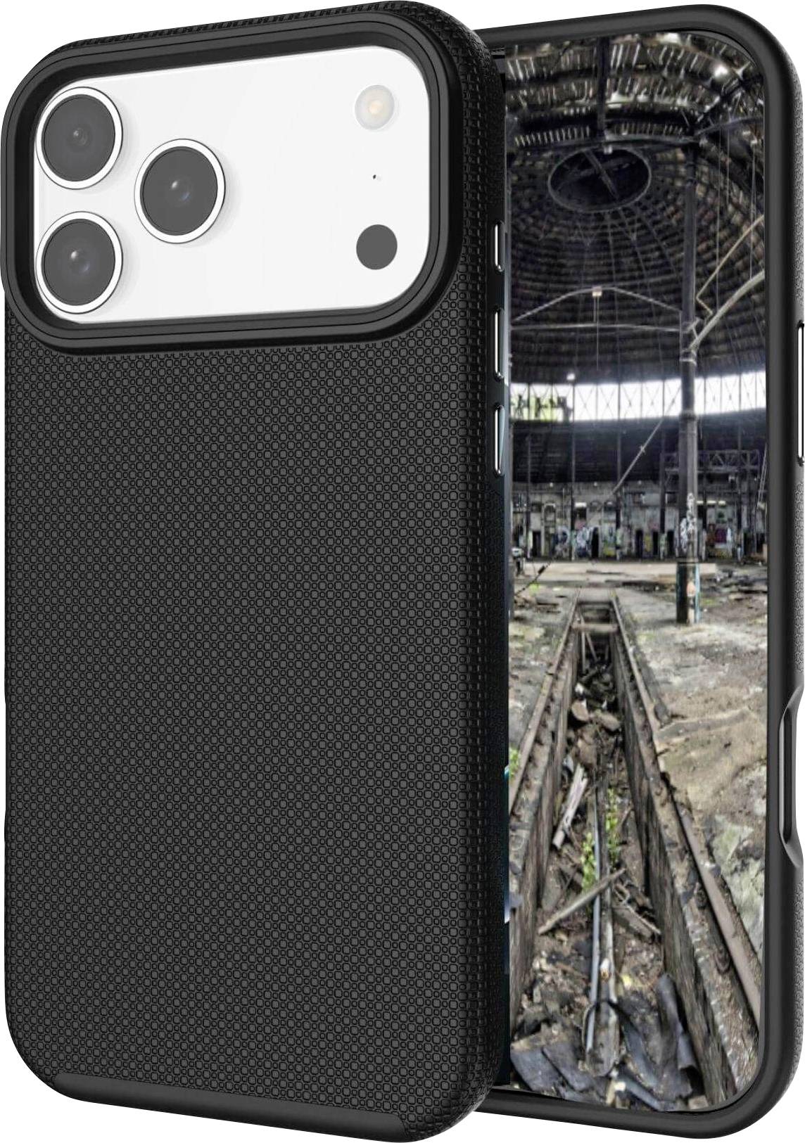 Obraz zobrazuje smartphone s černým texturovaným pouzdrem, který ukazuje zchátralý průmyslový interiér s kolejemi a sutí.