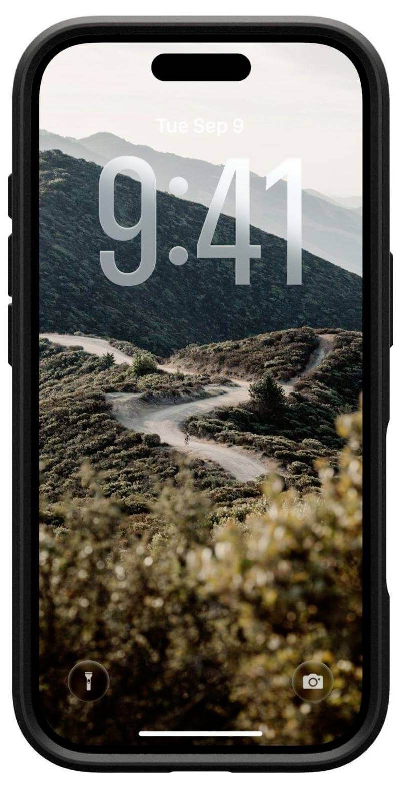 Smartphone zobrazuje zamykací obrazovku s časem '9:41' a tapetou horské krajiny s klikatými silnicemi a zelení.