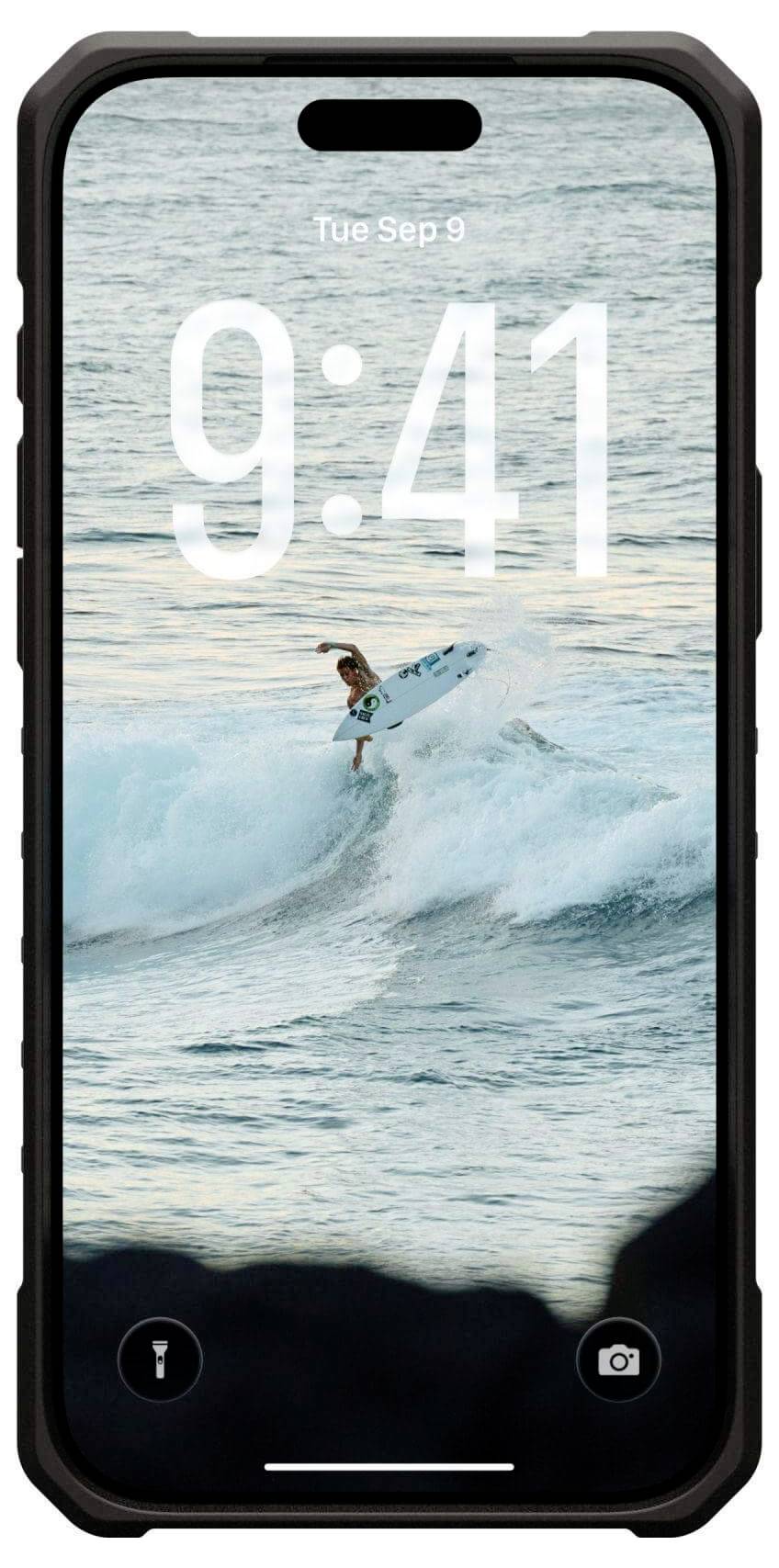 Zamykací obrazovka smartphonu zobrazující čas '9:41' s pozadím, na němž je zachycen surfař jedoucí na vlně.