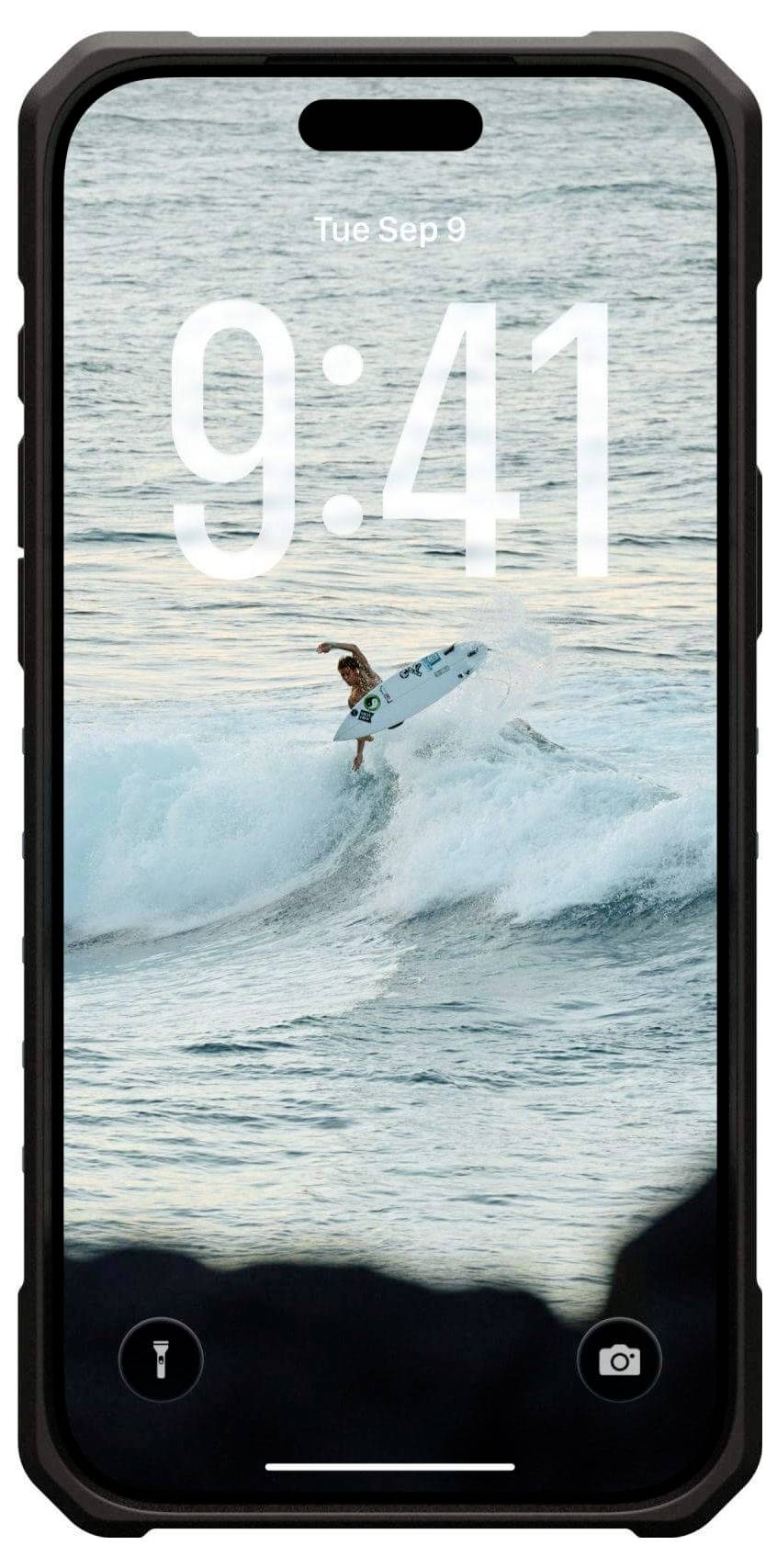 Surfař jede na vlně v oceánu, zachycen na zamykací obrazovce smartphonu, kde je zobrazený čas '9:41' v úterý 9. září.