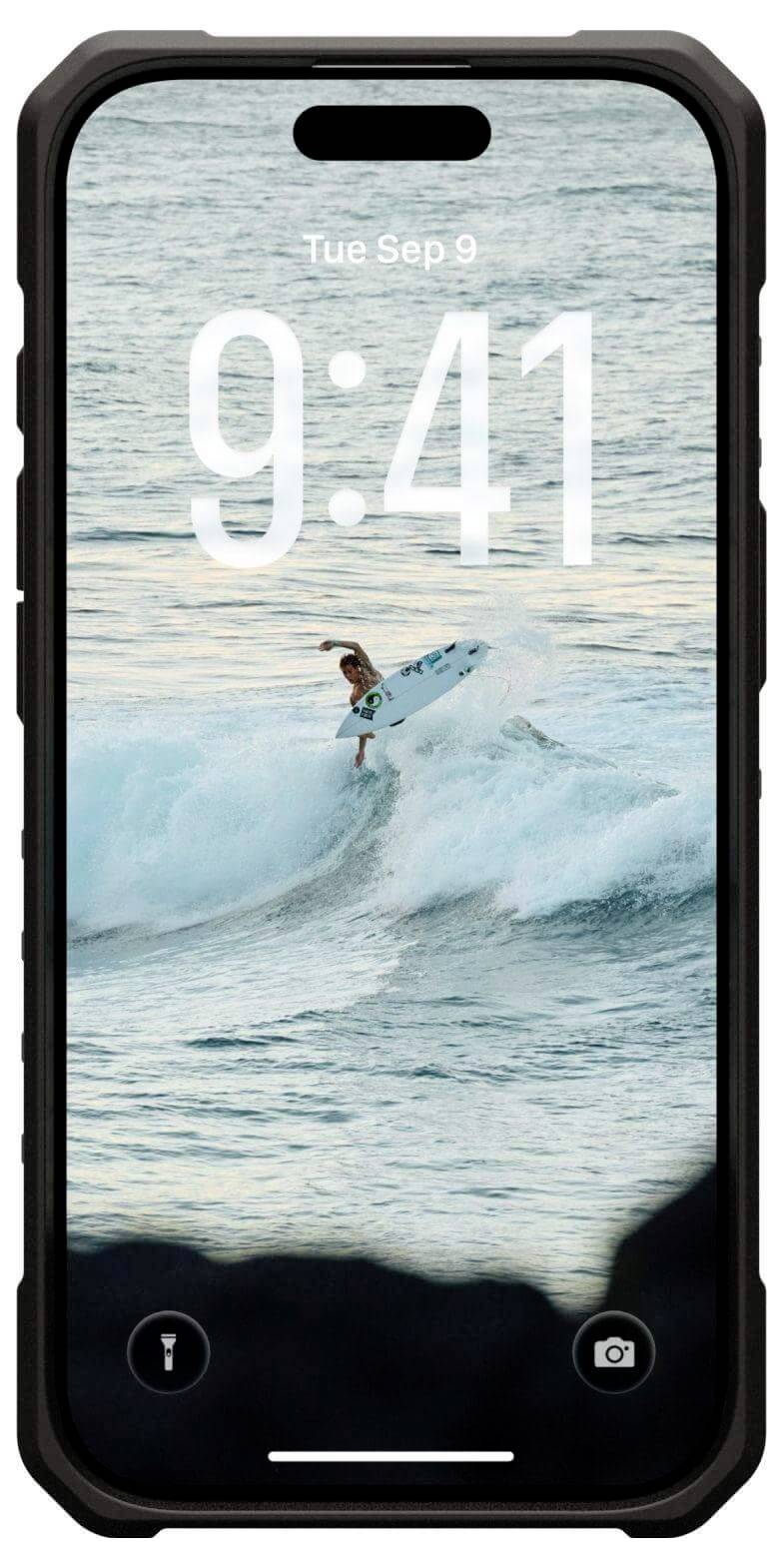 Smartphone zobrazující uzamčenou obrazovku s datem 'Út zář 9' a časem '9:41'. Na pozadí je obrázek surfaře jedoucího na velké vlně.