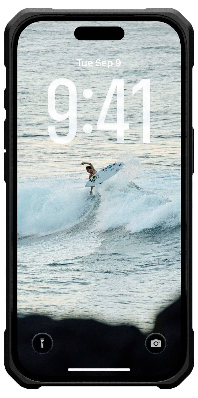Displej smartphonu zobrazující surfařskou scénu na uzamčené obrazovce s datem 'Út 9. září' a časem '9:41'. Jsou viditelné vlny a surfař.