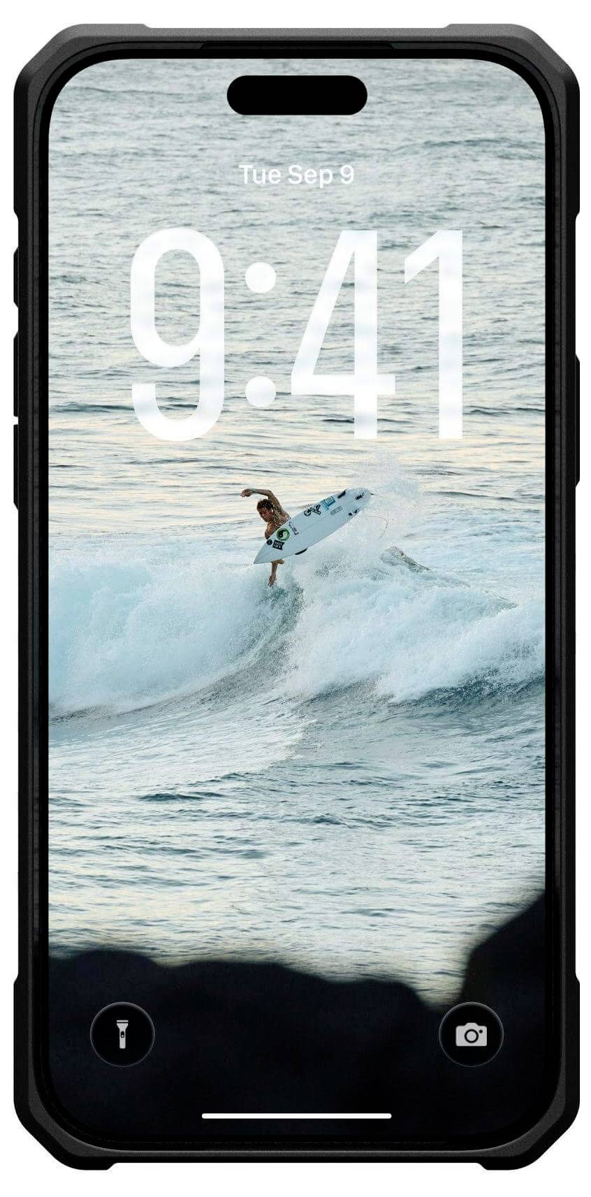 Displej smartphonu zobrazuje uzamčenou obrazovku s časem '9:41' a surfaře, který jede na vlně v oceánu.