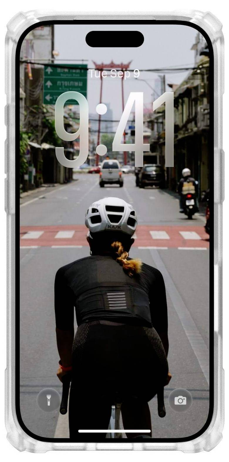 Cyklista pohledem zezadu na městské ulici, jak je zobrazen na displeji chytrého telefonu s časem 9:41.