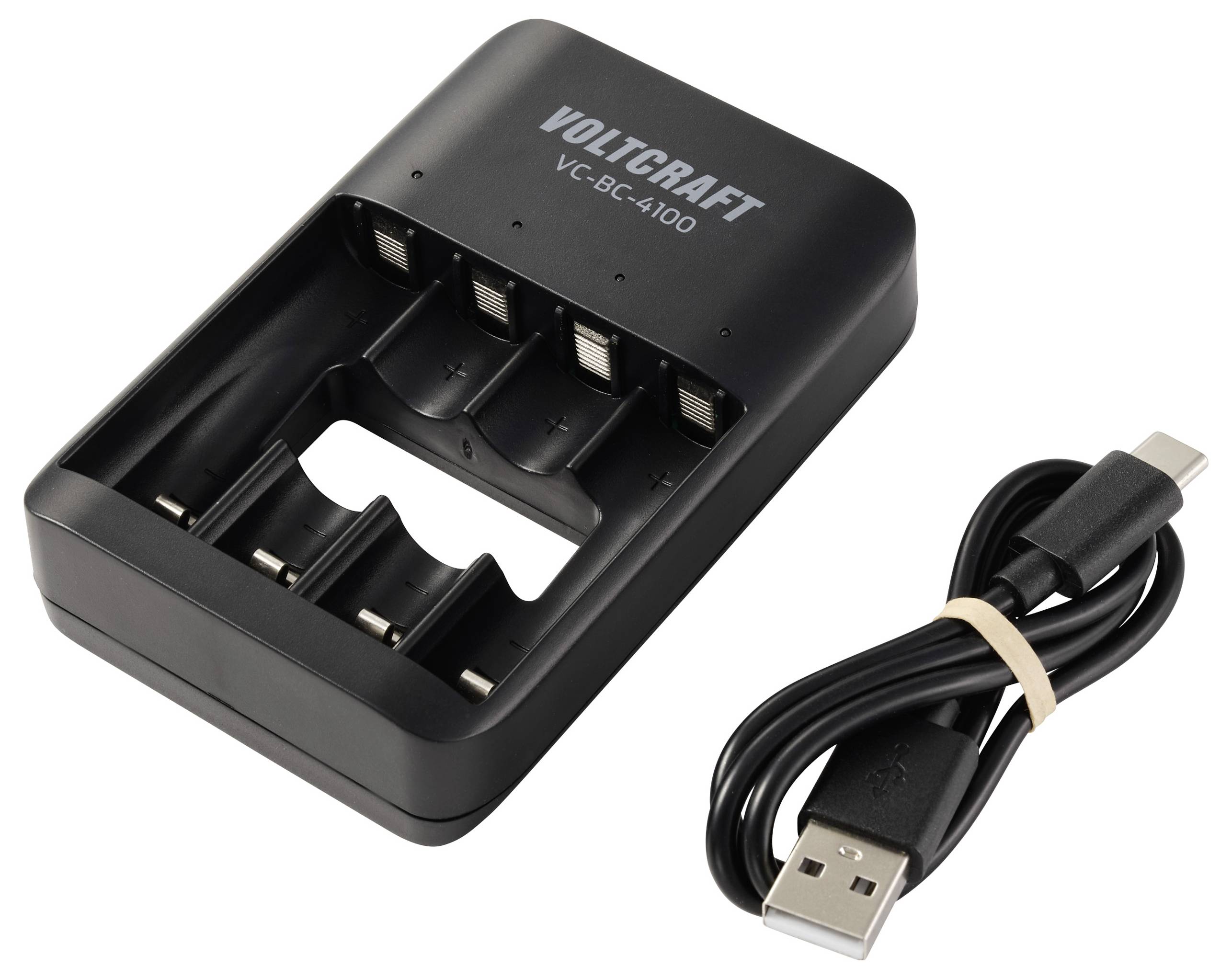 Černá nabíječka baterií Voltcraft VC-BC-4100 se čtyřmi slooty, zobrazená vedle nabíjecího USB kabelu převázaného gumovou páskou.