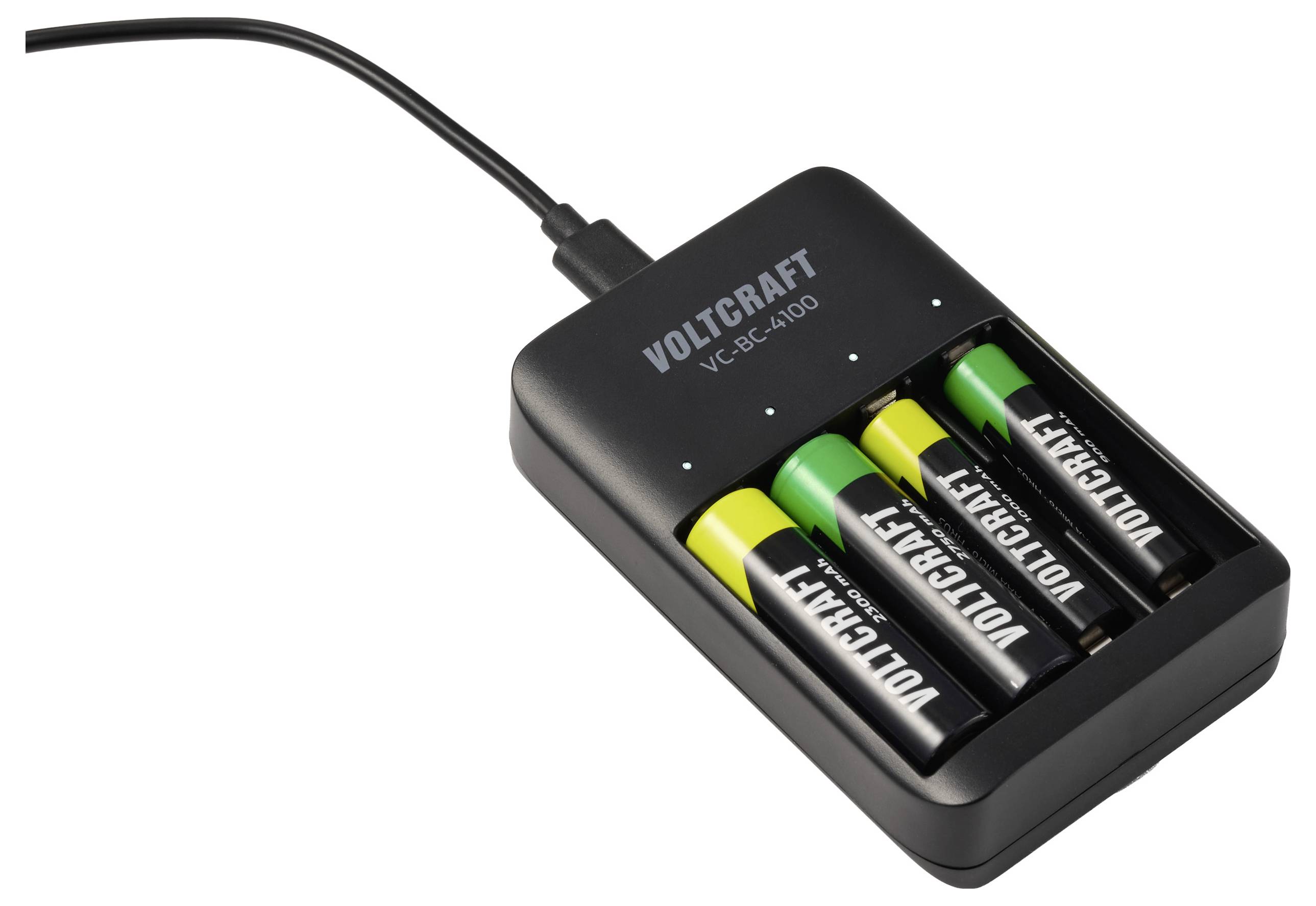 Nabíječka bateriových článků zapojena do elektrické sítě, nabíjející čtyři dobíjecí baterie AA značky 'Voltcraft', dvě zelené a dvě žluté.
