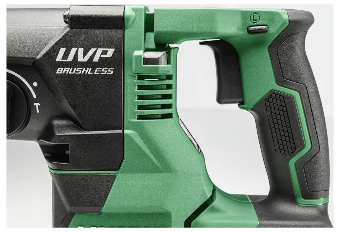 Detailní záběr rukojeti napájecího nástroje v zelené a černé barvě, označené jako „UVP Brushless", který zdůrazňuje ergonomický úchop a detaily spínače napájení.