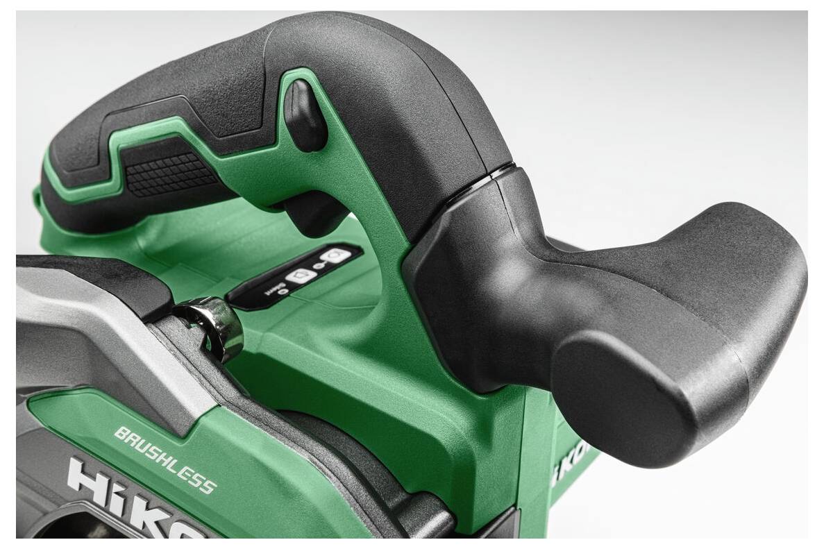 Detail záběr ergonomicky navrženého rukojeti napájecího nářadí v zelené a černé barvě se zřetelnými ovládacími tlačítky.