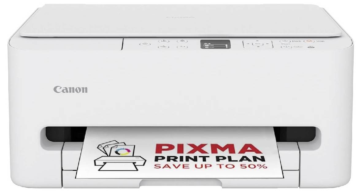 Bílá tiskárna Canon tiskne dokument s nápisem "PIXMA PRINT PLAN SAVE UP TO 50%", která představuje spořící akci.