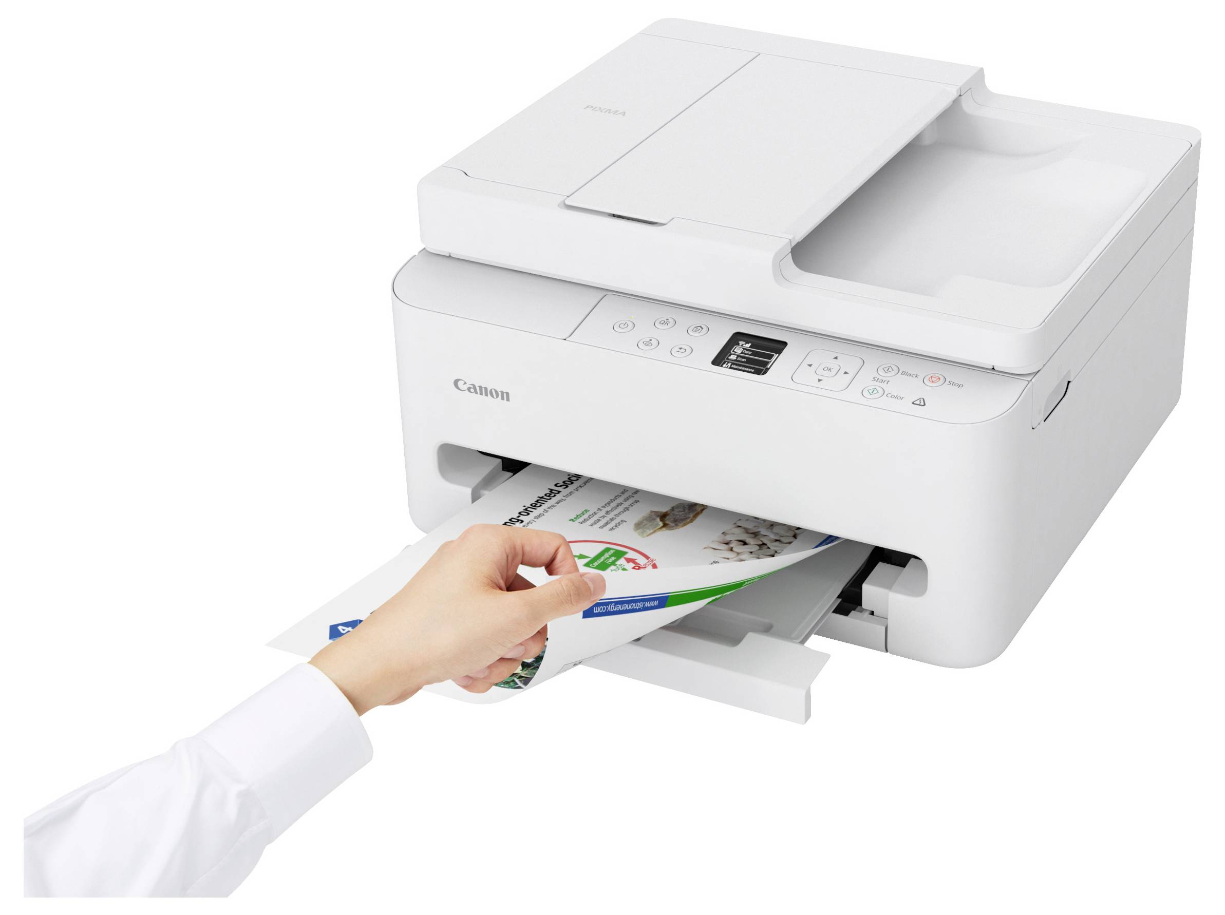 Osoba vyjímá barevný tištěný dokument z bílé tiskárny Canon, což zdůrazňuje funkčnost tiskárny a interakci uživatele.