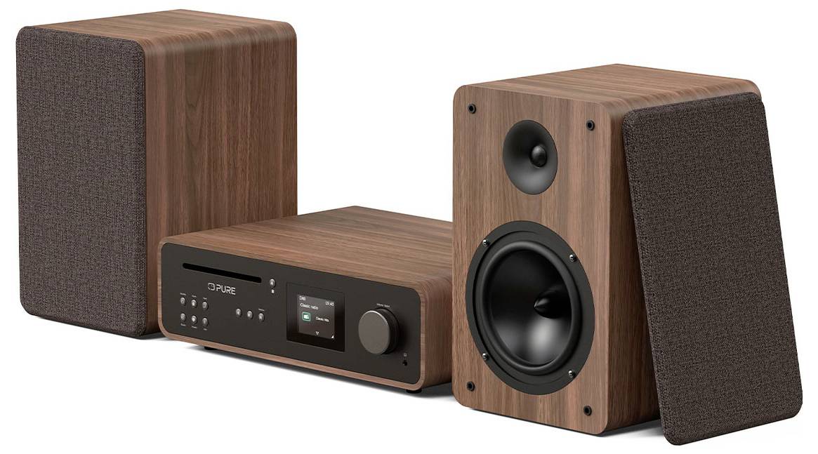Hnědý dřevěný stereo systém se dvěma reproduktory a centrální řídící jednotkou s různými tlačítky a malým digitálním displejem.