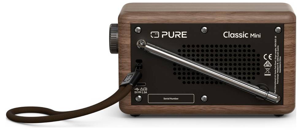 Retro rádio ve stylu vintage s dřevěným povrchem, označené názvem 'Classic Mini', má stříbrnou rukojeť, ovládací knoflík na boku a nabíjecí port.