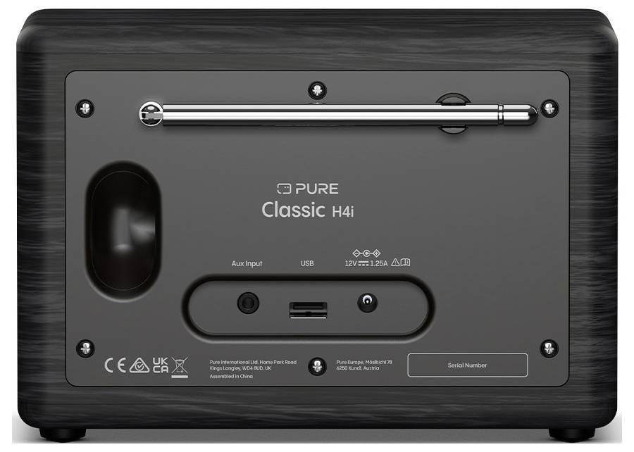 Zadní strana černého reproduktoru 'Pure Classic H4i' zobrazující porty pro auxiliární vstup, USB, napájecí adaptér a štítek se sériovým číslem.