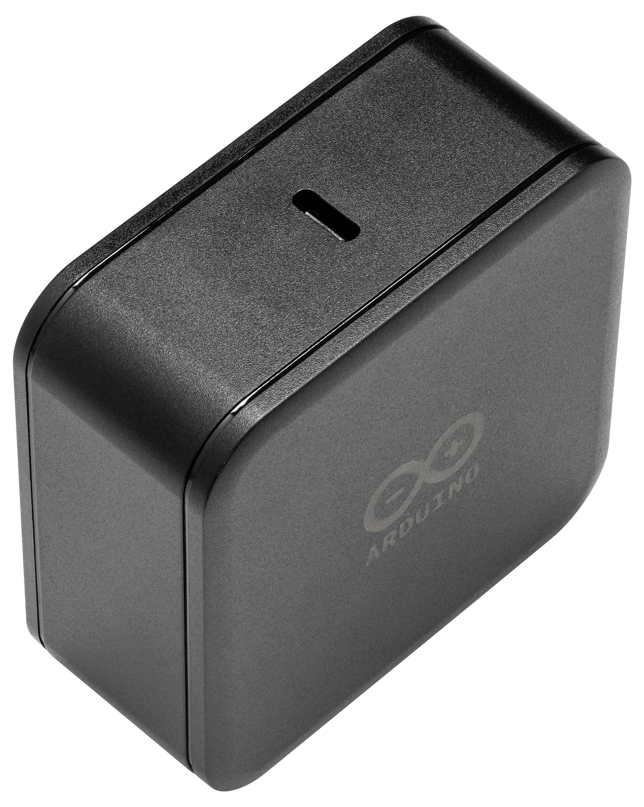 Malé, černé, obdélníkové elektronické zařízení s portem USB-C, na jehož povrchu je šedé logo Arduina.