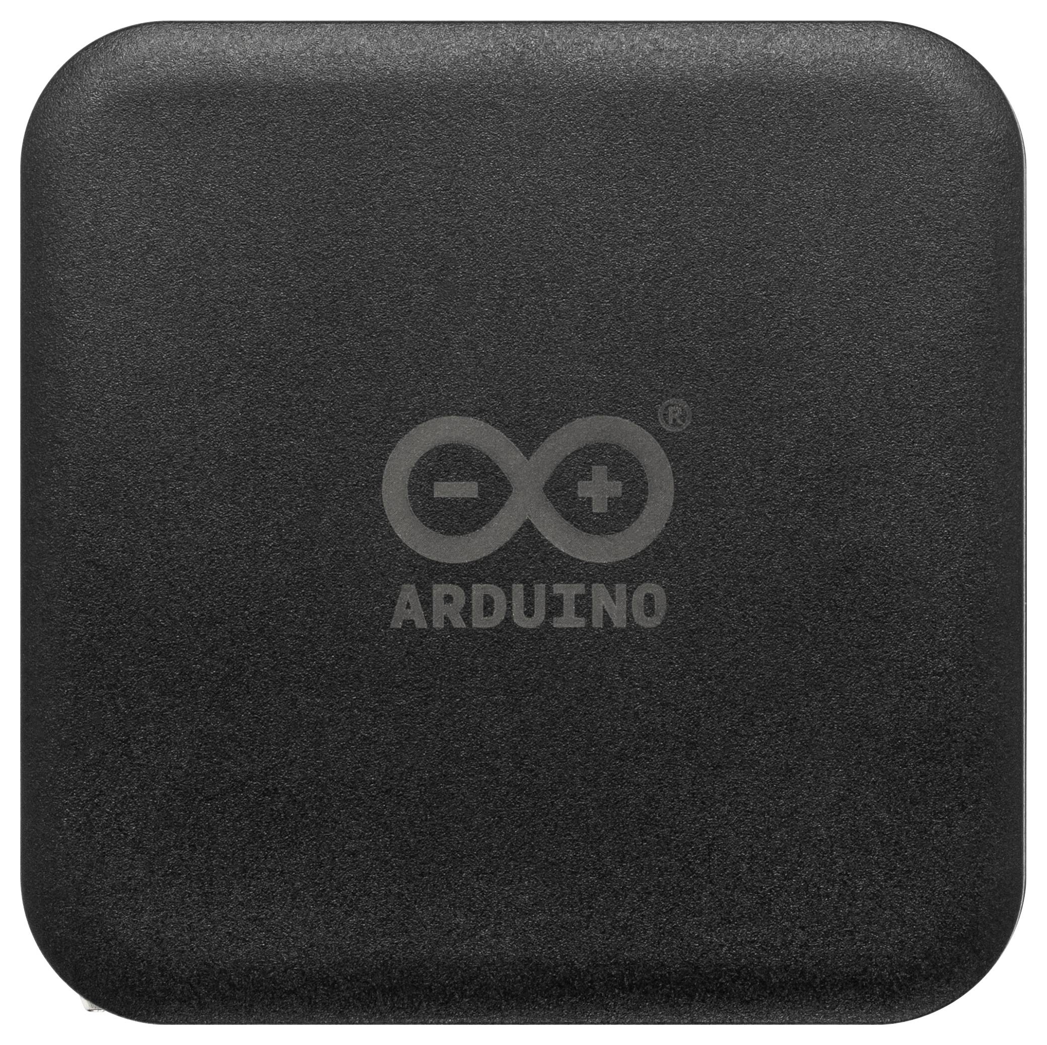 Černé, čtvercové elektronické zařízení označené logem Arduino s kruhový symbol obsahující záporné a kladné znaménko.