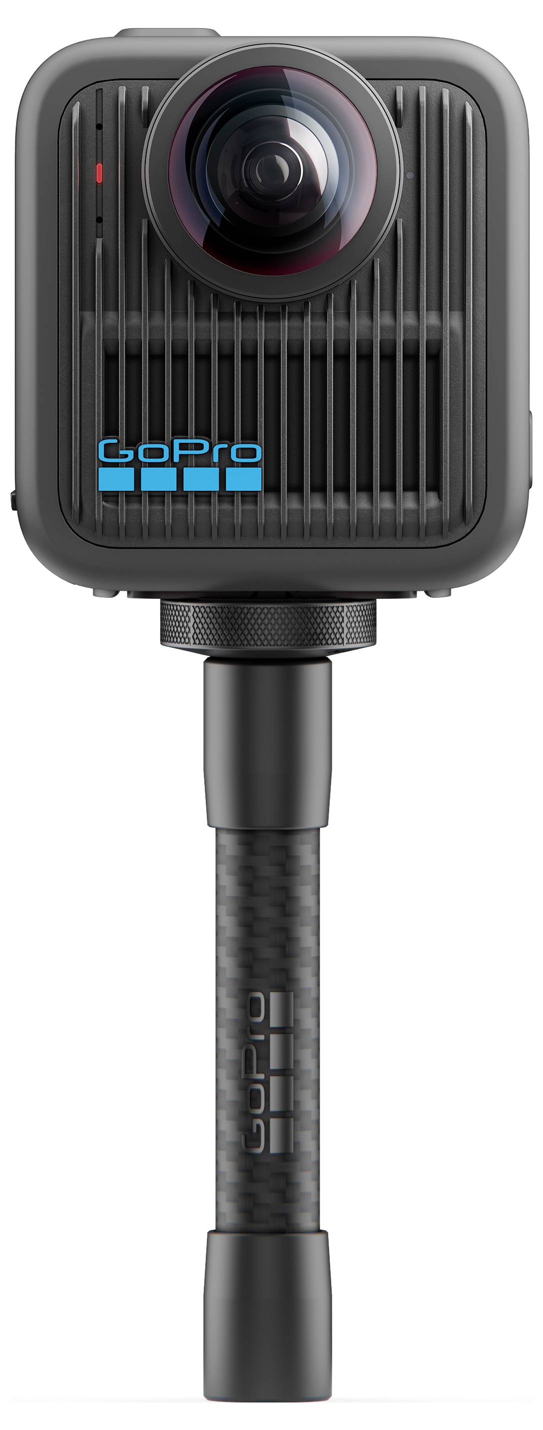 Kompaktní akční kamera upevněná na krátké rukojeti. Na přední straně kamery je objektiv a modře napsaný název značky 'GoPro'.