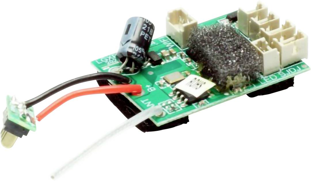 Malá elektronická deska plošných spojů s různými komponenty, včetně kondenzátoru, konektorů a drátů, navržená pro technologickou integraci.