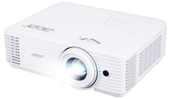 Bílý projektor vyzařuje světlo, což naznačuje, že je zapnutý a funkční. Projektor je vyroben společností Acer.