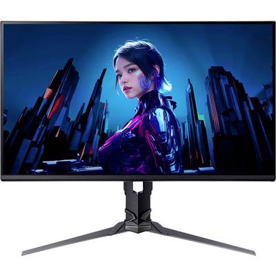 Futuristický počítačový monitor zobrazuje obraz robotické ženy s zářícím obvodem, umístěný před pozadím cyberpunkové městské krajiny.