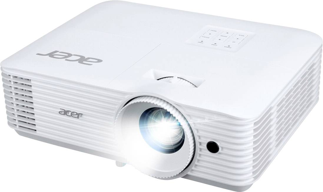 Bílý projektor Acer, zapnutý, s osvětlenou čočkou promítající světlo dopředu. Na horní straně se nacházejí firemní loga a ovládací panel.