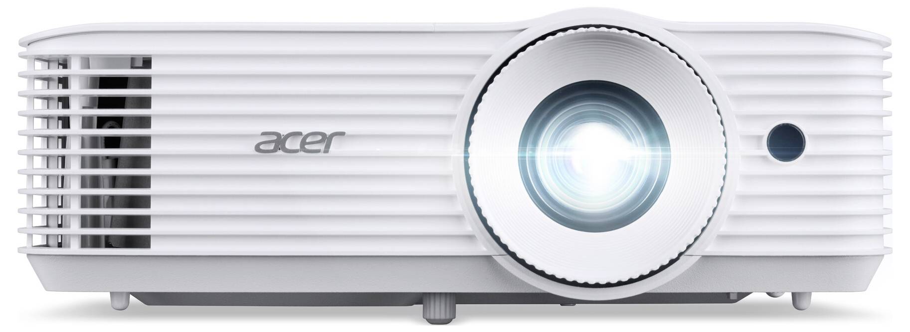 Bílý projektor Acer vyzařuje jasné světlo ze svého objektivu, který je navržen pro promítání vizuálního obsahu. Název značky 'acer' je viditelný nalevo.