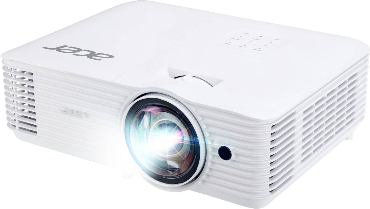 Bílý projektor Acer s objektivem namířeným dopředu, vyzařující jasné světlo, vhodný pro prezentace nebo domácí promítání.