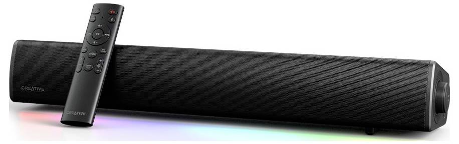 Černý soundbar s dálkovým ovládáním opřený o podklad, s vícebarevnými LED světly na základně, které vytvářejí ambientní efekt.