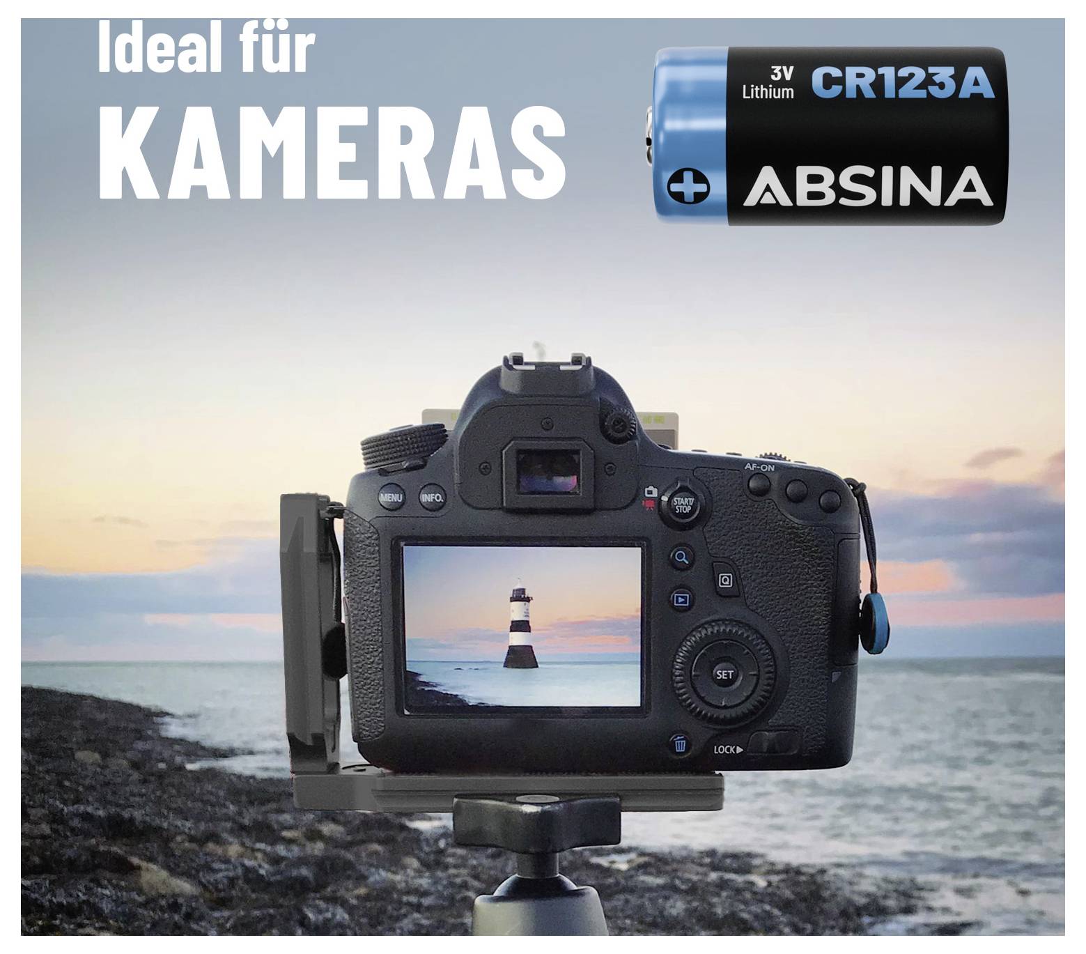 Kamera na stativu fotografuje maják u moře při západu slunce. Text: 'Ideální pro fotoaparáty' a 'Absina CR123A baterie'.