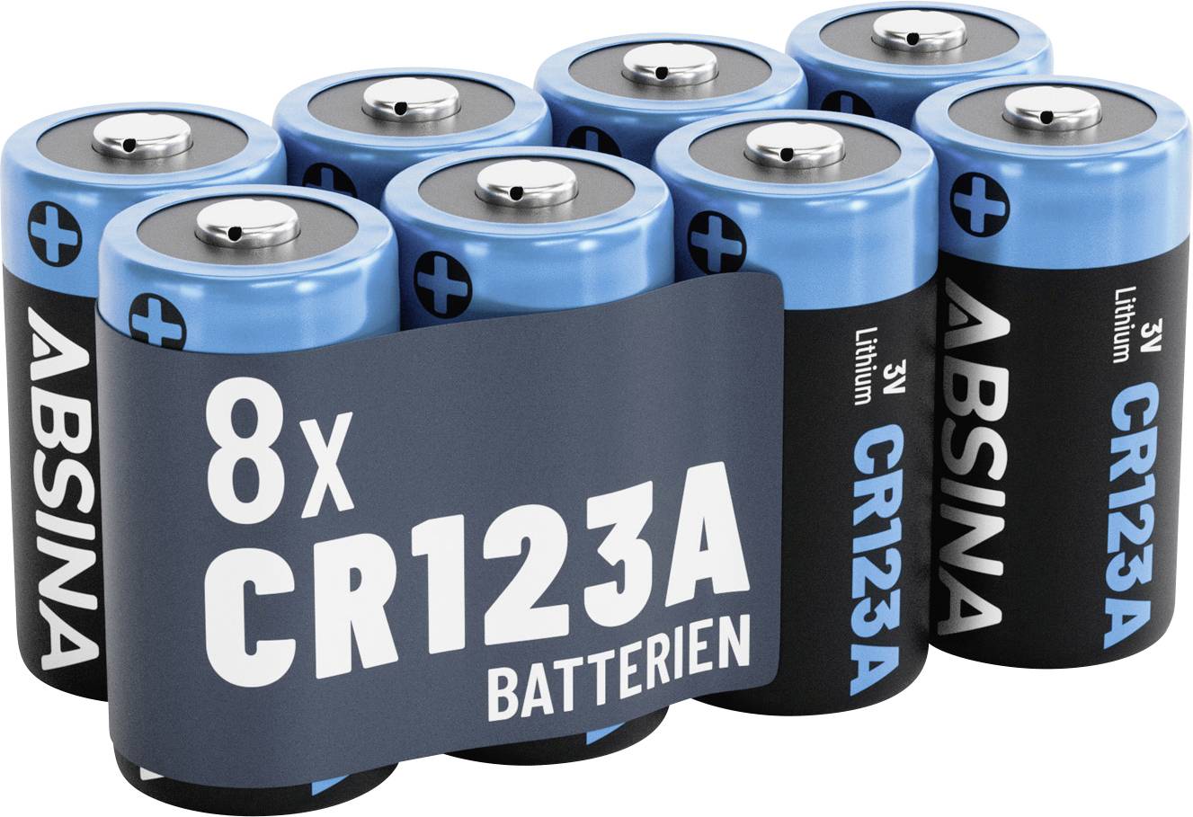 Osm modrých a černých lithiových baterií CR123A s označením '8x CR123A Batterien' na obalu.