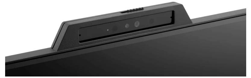 Detailní záběr zasouvatelné webkamery na horním okraji notebooku, zobrazující objektiv kamery a kryt soukromí v jeho vysunuté poloze.