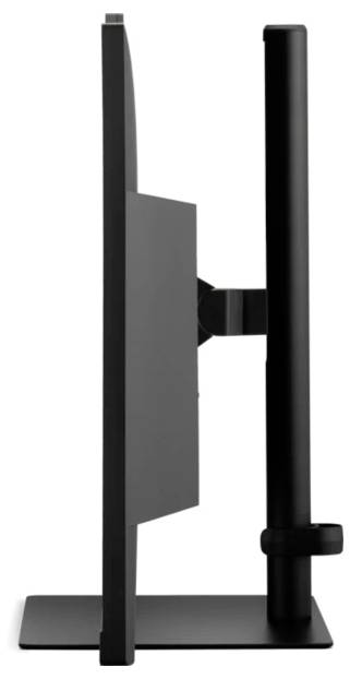 Boční pohled na tenký černý počítačový monitor na stabilním stojanu, který ukazuje jeho štíhlý design a moderní estetiku.