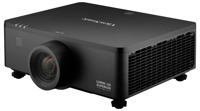 Černý projektor označený štítkem 'Luminous Superior' s velkým objektivem a větracími otvory, umístěný na plochém povrchu, určený pro prezentace.
